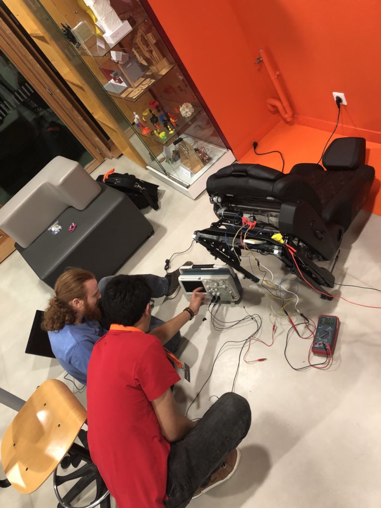 Jeromeavot's tweet photo. Nos sièges sont mis à rude épreuve avec les étudiants de l’UTC ;-) #HackathonUTC #Faurecia @hackathonutc @faurecia https://t.co/1kWbRD2CPb