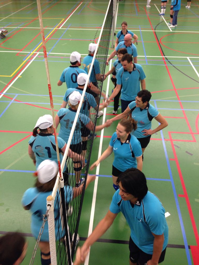 Op super saturday al om 9:00u spelen is voor sommige nog te vroeg. De spelers van het recreanten team mix 5 kwammen net uit bed. #leythondc #leiderdorp #volleybal #nevobo #recreanten