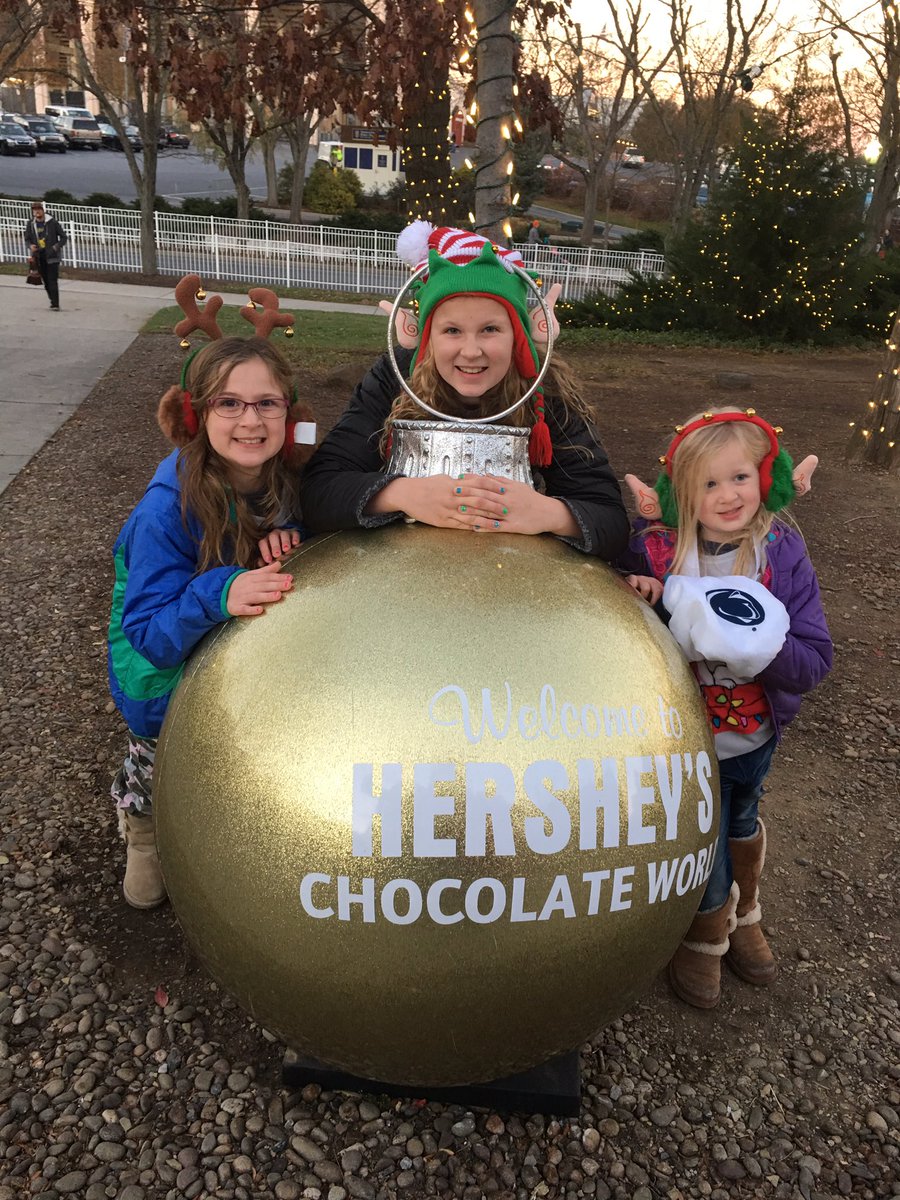 wallstmom's tweet photo. It's beginning to look a lot like Christmas  #chocolateworld #happyholidays https://t.co/OLLtGINLG2