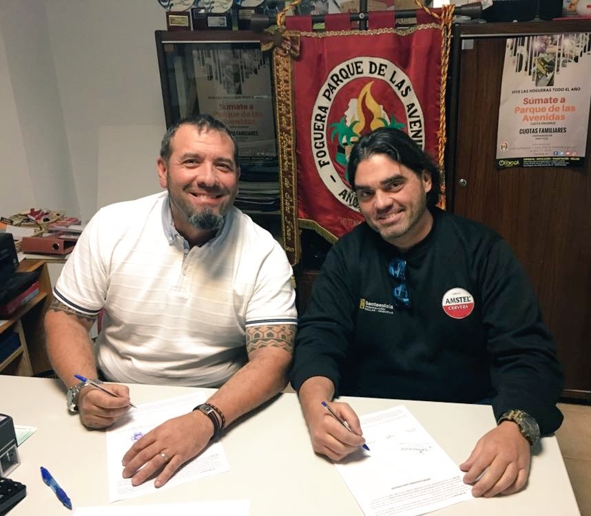 ParqueAvenidas's tweet photo. Aquest matí l'artista Pedro Santaeulalia i el nostre president han signat el contracte per a la realització de la foguera 2018  que plantarà en la 2na categoria, encara que amb un pressupost lleugerament superior. A la signatura han acudit també la bellea i la dama 2018. https://t.co/wlGCaX1ZHO