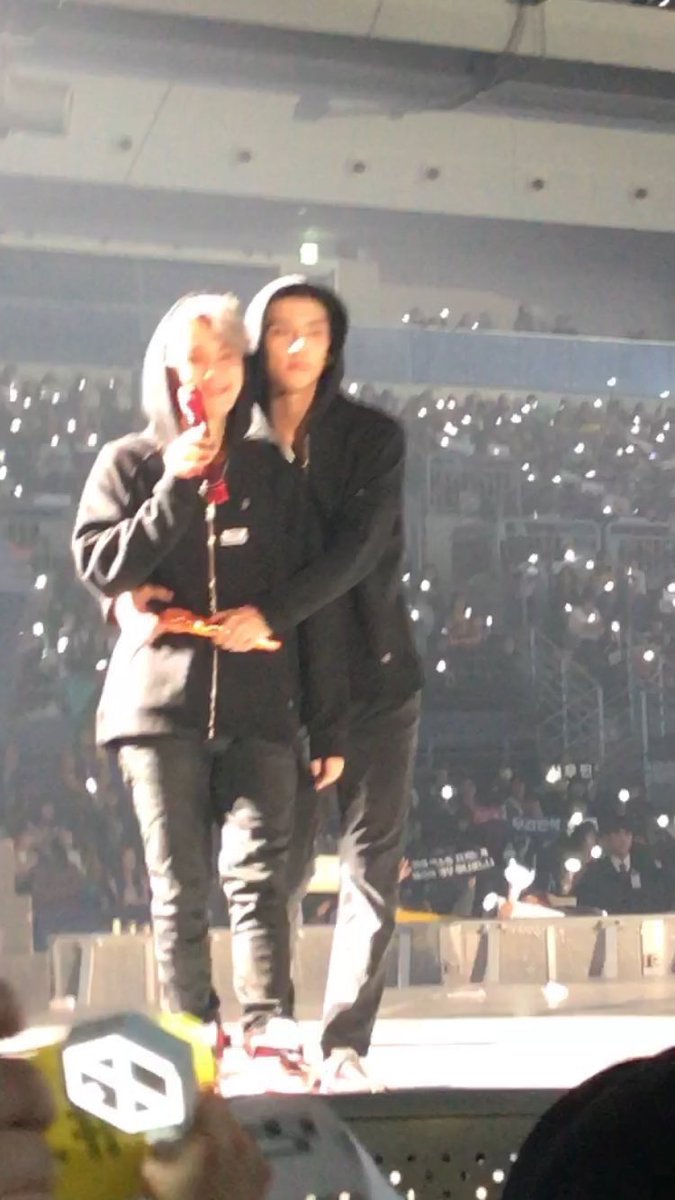 kanintr_'s tweet photo. โอเซฮุน เราขอถามนายตรงๆแมนๆ แบคฮยอนฮยองน่ารำคาญมากขนาดไหนอะ ขนาดที่ต้องเดินเกาะเอวเหมือนกลัวหลงเลยป้ะ https://t.co/GuY2g7WqlJ