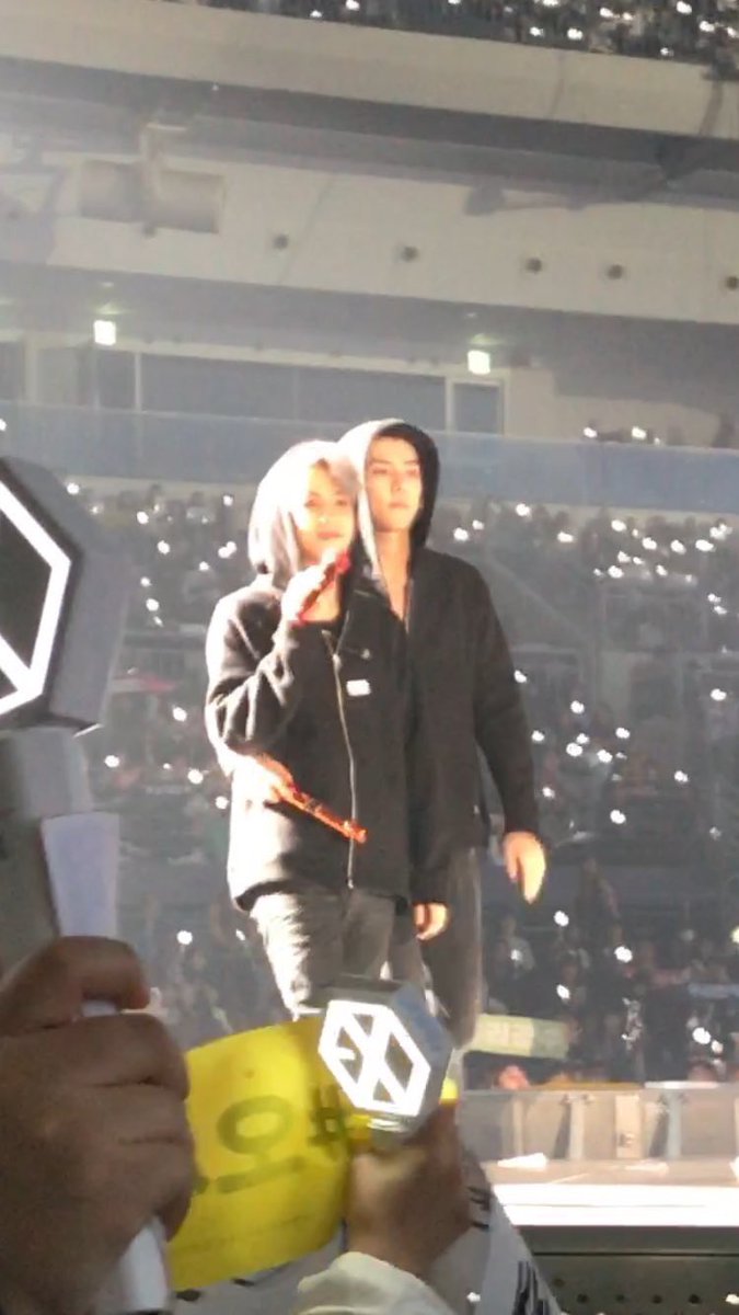 kanintr_'s tweet photo. โอเซฮุน เราขอถามนายตรงๆแมนๆ แบคฮยอนฮยองน่ารำคาญมากขนาดไหนอะ ขนาดที่ต้องเดินเกาะเอวเหมือนกลัวหลงเลยป้ะ https://t.co/GuY2g7WqlJ