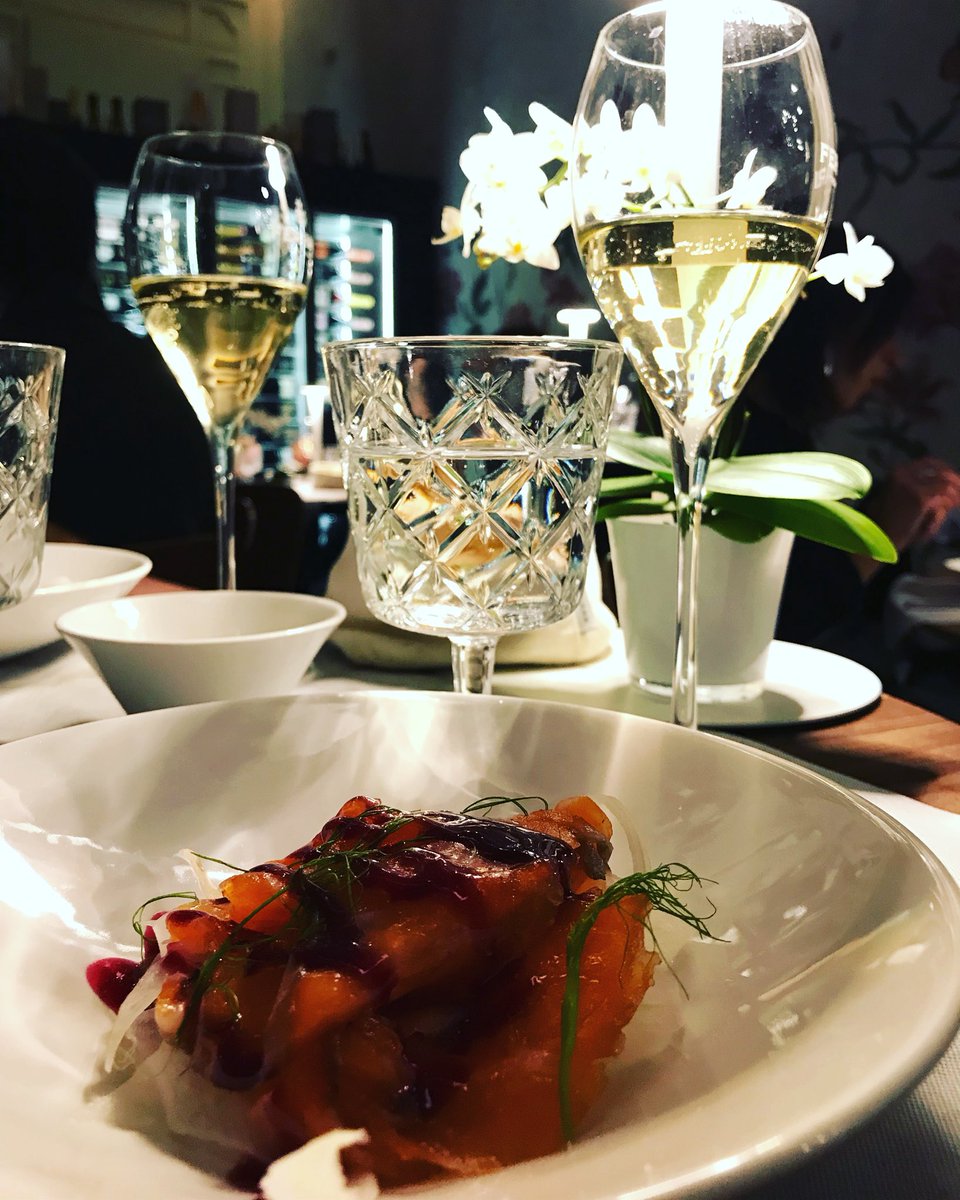 LAmillesiMATTA's tweet photo. Ancora non capisco se il piatto ha esaltato la bolla o la bolla ha esaltato il piatto. Una cosa è certa: si sono incontrati alla grande!  #carpaccio di #salmone #marinato #melograno #finocchio 🥂🍾 #Brut #rosé #franciacorta @ilmosnel  @cuvee_champagne_e_cucina @BerettaFederico https://t.co/4F1bsRvES7