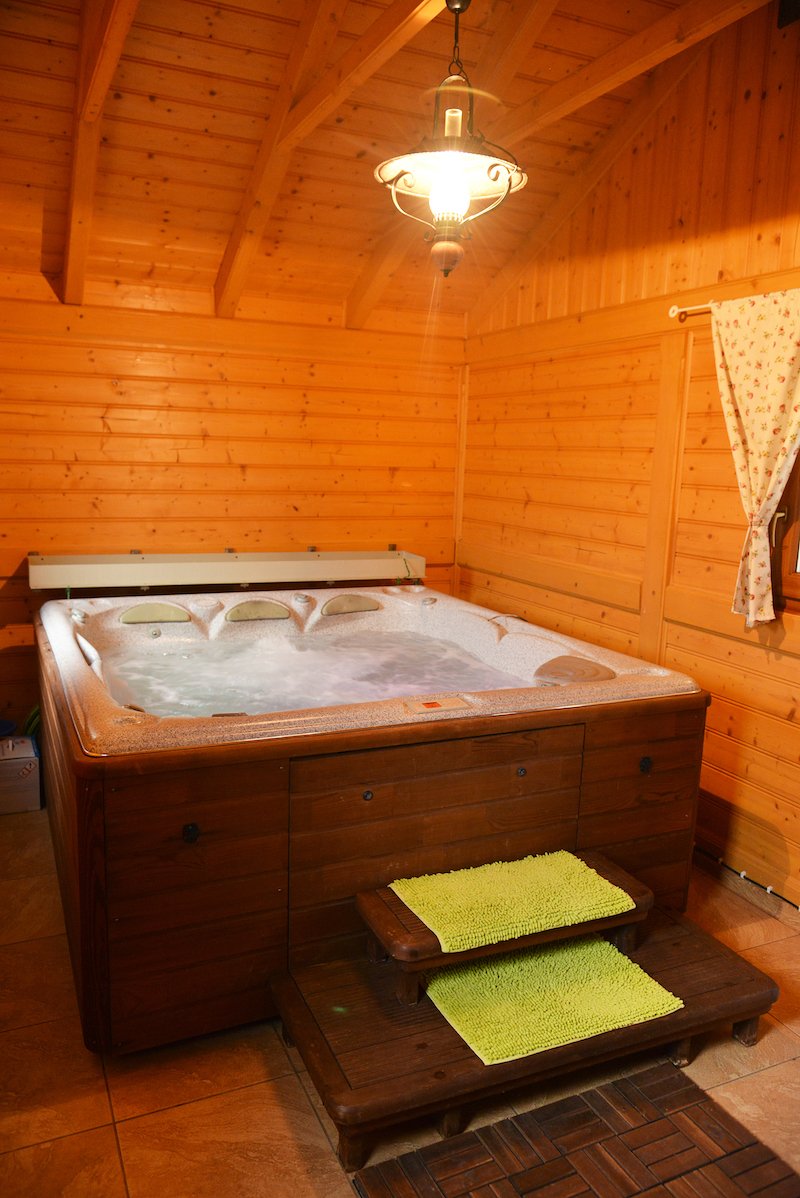 CHALUPKOVO's tweet photo. Blíži sa zimné obdobie 🎄❄️❤️ ... čo tak prísť k nám do #Chalupkovo 👌🏻 a zohriať sa pri krbe 🔥, vo vírivke 🛁 , alebo saune ♨️? Objednajte si chalúpku so súkromným wellness 🔝 ... všetci ste u nás vítani 👨‍👩‍👧‍👦. Viac informácií nájdete na 👀: https://t.co/3Bs7RZyGTY https://t.co/F5DEckQDZD