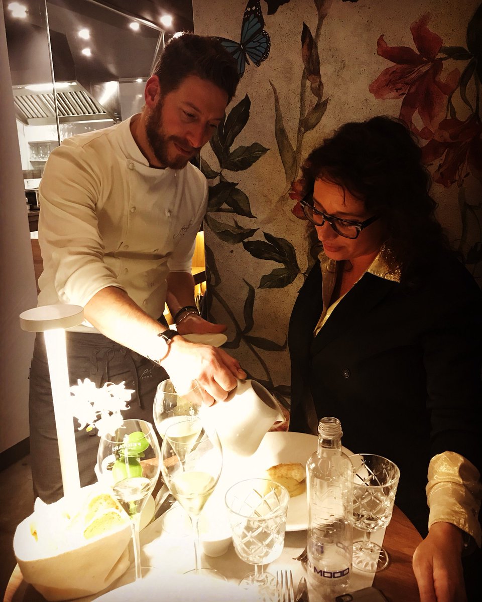 LAmillesiMATTA's tweet photo. Lo #Chef @BerettaFederico in sala durante la serata @ilmosnel presenta un piatto decisamente originale #ranapescatrice  #patataaffumicata #té di #cipolle • #ebb #extrabrut #millesimato 2012 e 2008 #mosnel #franciacorta • #lamillesimatta soddisfatta dall’abbinamento! #chepiatto https://t.co/Pgg4rBTCD6