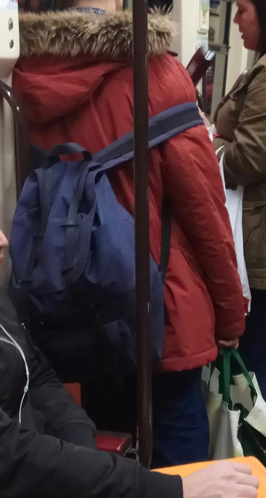 albitaa05's tweet photo. Ver cosas como esta en el metro y tener unas ganas irrefrenables de subir la mochila a los hombros... #maníasabsurdas #deseosincontrolables #esonoescómodo #olacolocastúolohagoyo https://t.co/JYhE0LFTLw