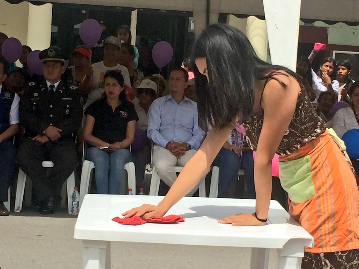 GoberLoja's tweet photo. Estudiantes de instituciones educativas de #Catamayo presentan dramatizaciones en las que se reflexiona sobre la violencia contra la mujer y su derecho a la protección desde el Estado #EcuadorNiUnaMenos https://t.co/kGwPBRbecv