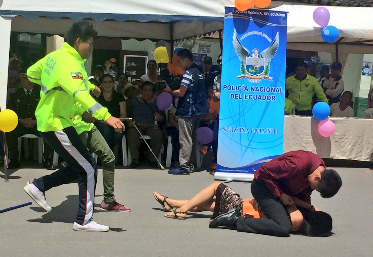 GoberLoja's tweet photo. Estudiantes de instituciones educativas de #Catamayo presentan dramatizaciones en las que se reflexiona sobre la violencia contra la mujer y su derecho a la protección desde el Estado #EcuadorNiUnaMenos https://t.co/kGwPBRbecv