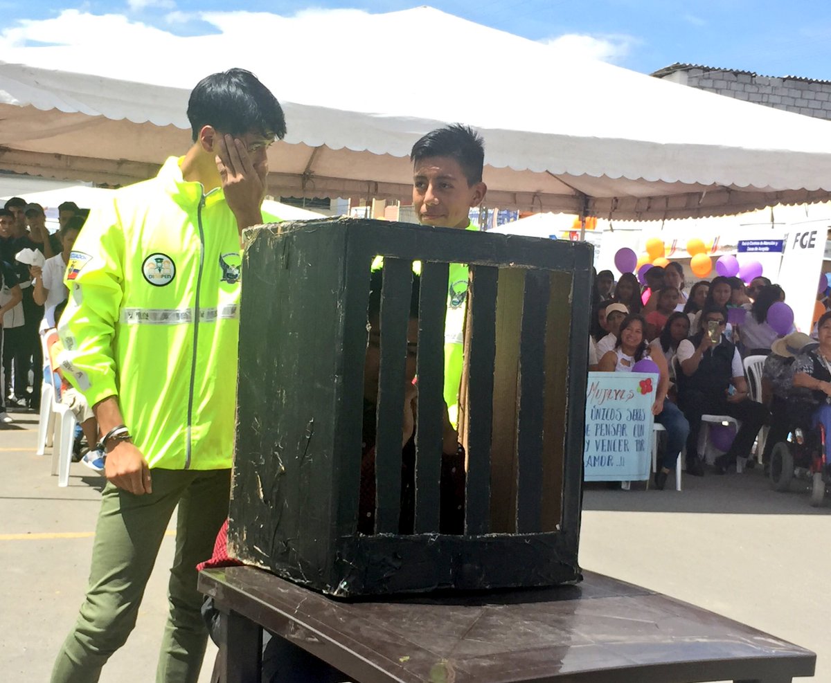 GoberLoja's tweet photo. Estudiantes de instituciones educativas de #Catamayo presentan dramatizaciones en las que se reflexiona sobre la violencia contra la mujer y su derecho a la protección desde el Estado #EcuadorNiUnaMenos https://t.co/kGwPBRbecv