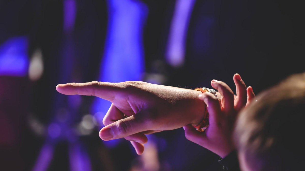 urdiips's tweet image. ખરા અર્થમાં love એટલે એકબીજાને જાણ કર્યા વગર એક બીજાની care કરવી.