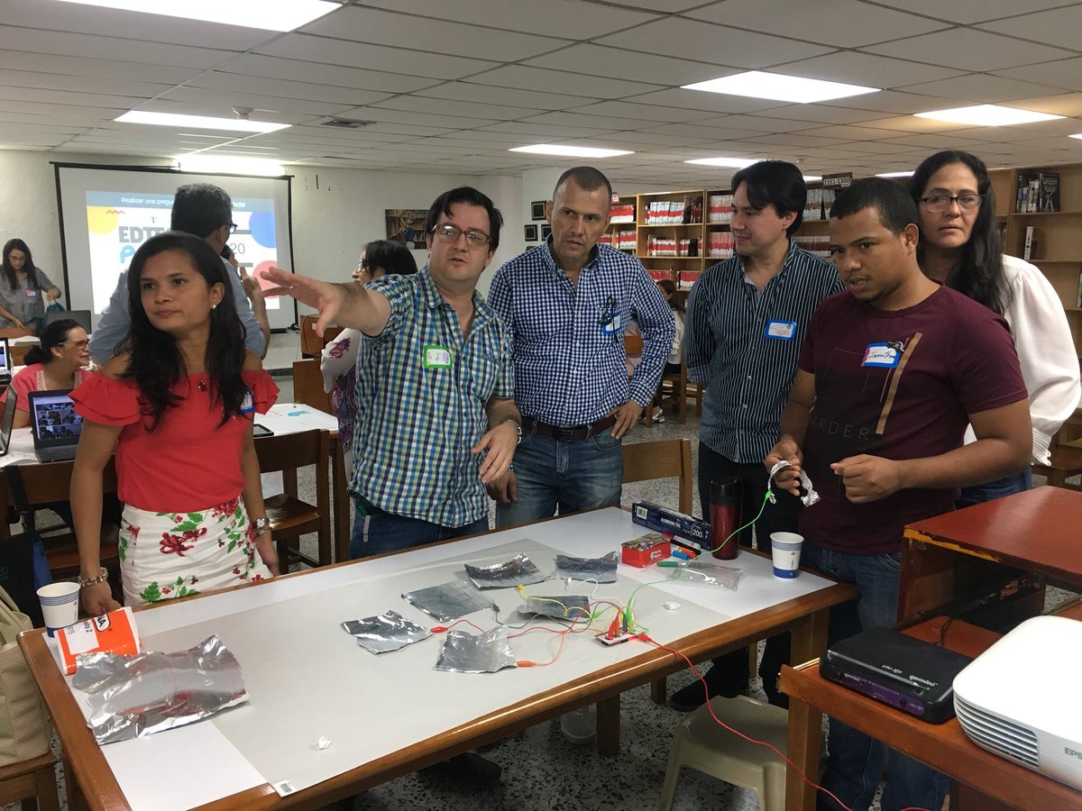 ivanmercado's tweet photo. Compartiendo con amigos de diferentes colegios en #edtechparty2017 #GEGColombia https://t.co/MNmC7rn7oF