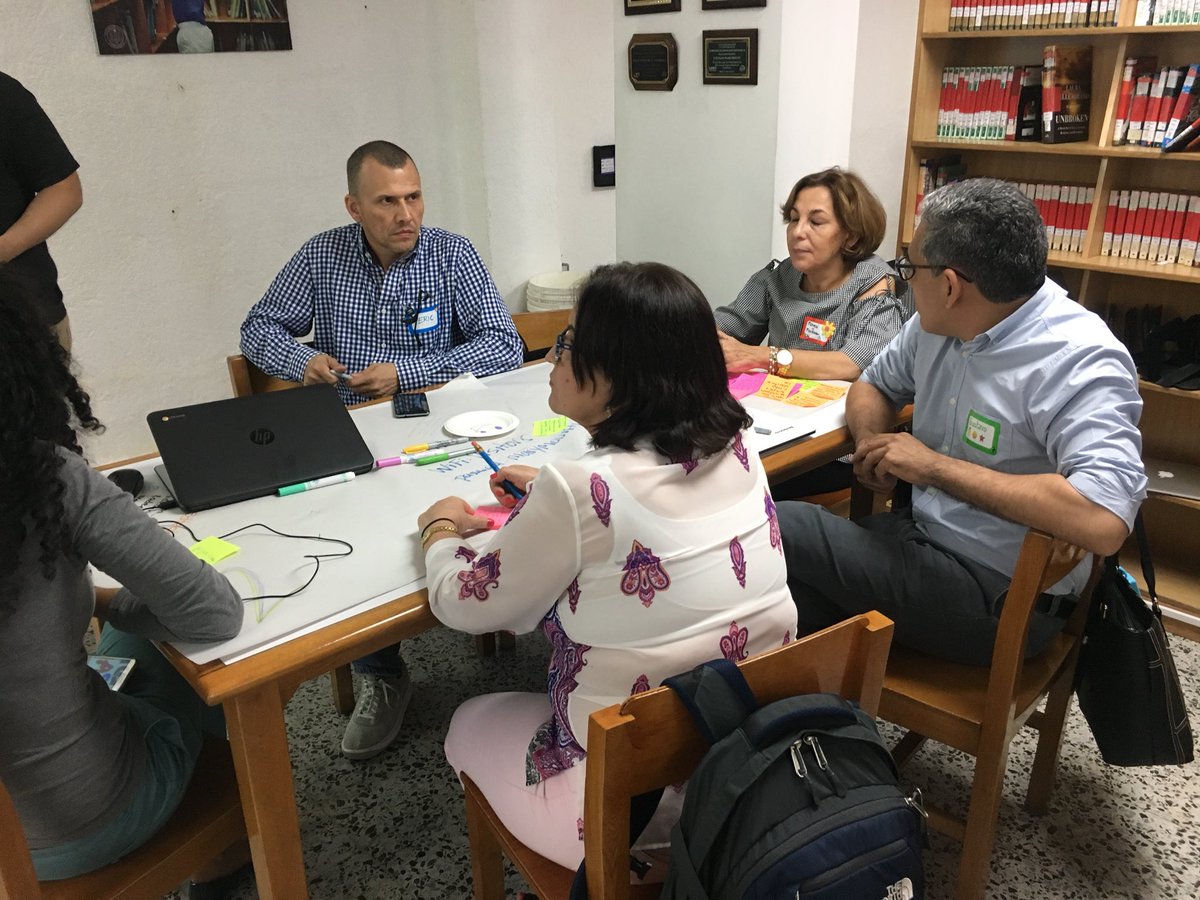 ivanmercado's tweet photo. Compartiendo con amigos de diferentes colegios en #edtechparty2017 #GEGColombia https://t.co/MNmC7rn7oF