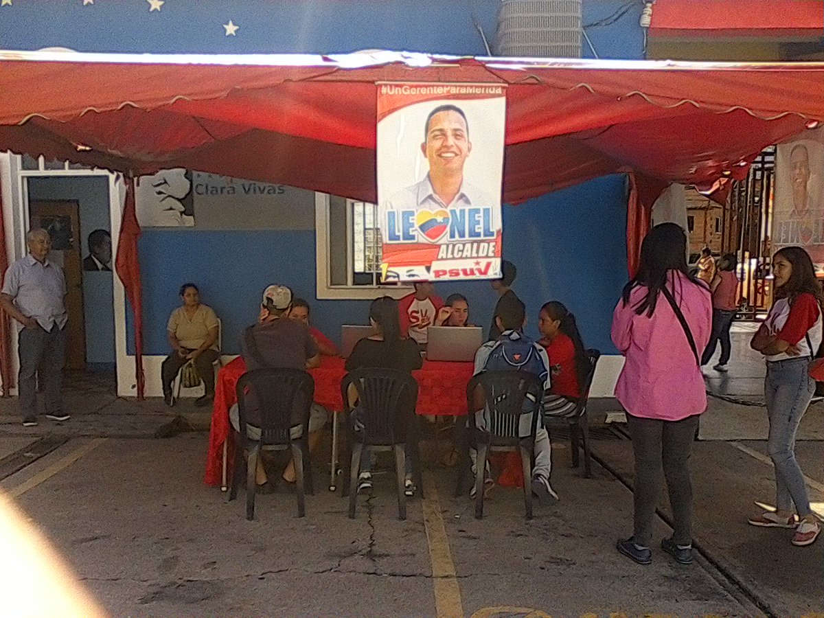 LeonelmEsAmor's tweet photo. #ConLeonelGanaMerida Junventud pal Mncpio Libertador Continuamos con el registro del bono navideño otorgado por el presidente @NicolasMaduro @leoneljmatos https://t.co/uBR26YOLr3