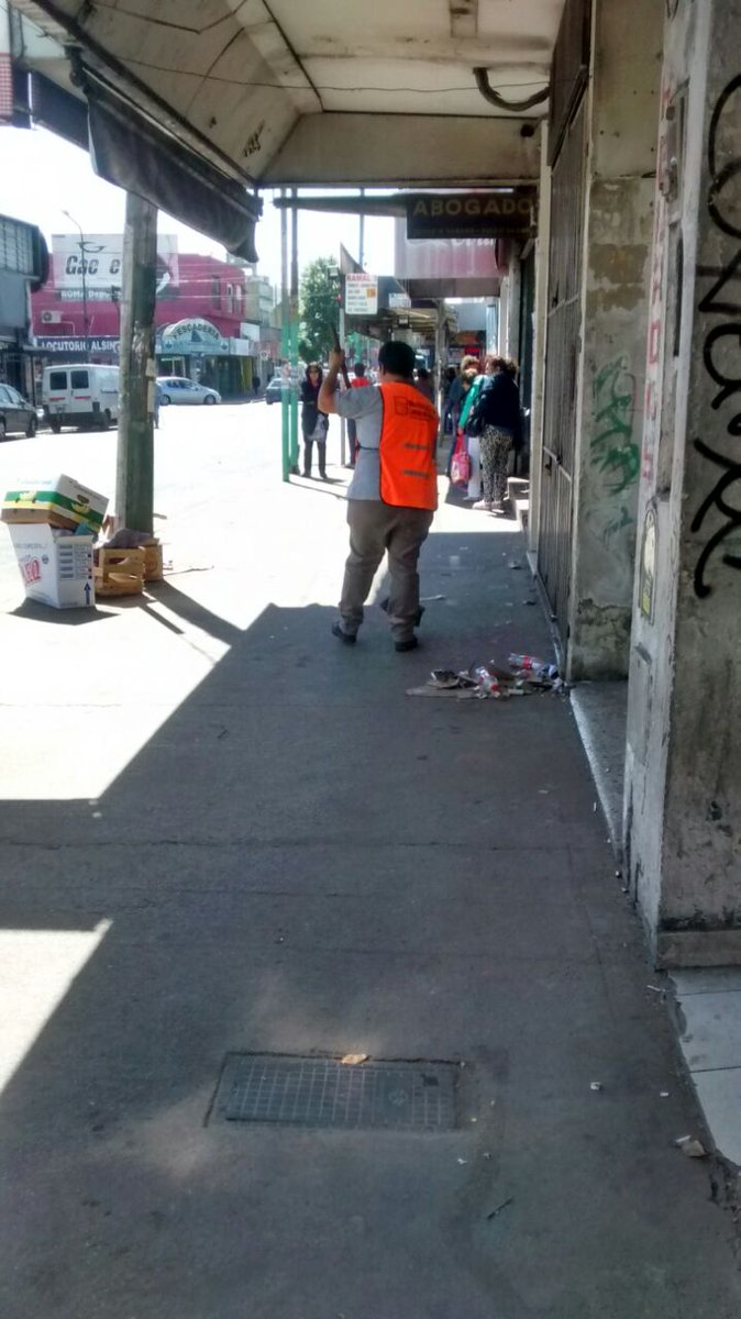 gastonlassalle's tweet photo. #LomasDeZamora Corte de césped, Barrido y Limpieza en #LomasEste #LomasEnMovimiento #SecretaríaDescentralizada @MunicipioLdeZ @minsaurralde @JuanStigliano https://t.co/71Ie7OQQ4L
