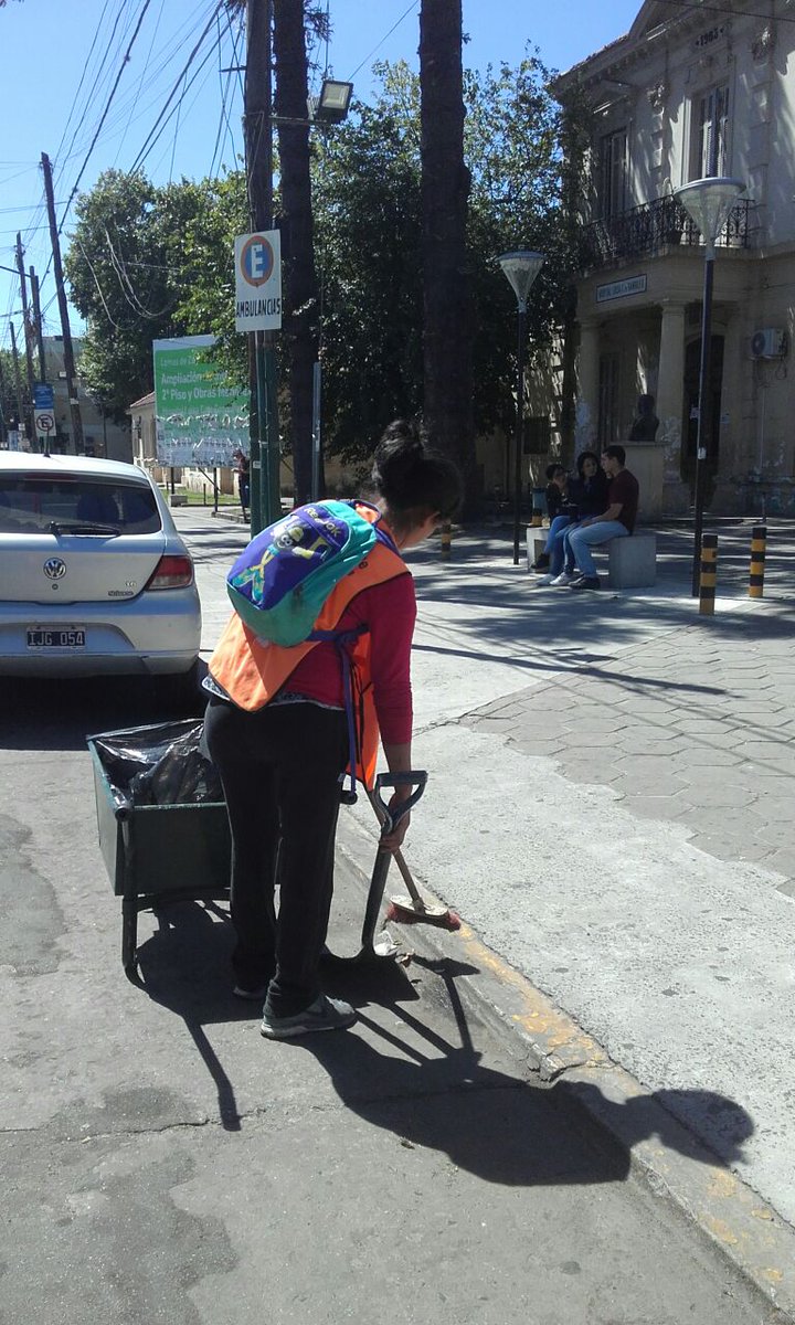 gastonlassalle's tweet photo. #LomasDeZamora Corte de césped, Barrido y Limpieza en #LomasEste #LomasEnMovimiento #SecretaríaDescentralizada @MunicipioLdeZ @minsaurralde @JuanStigliano https://t.co/71Ie7OQQ4L
