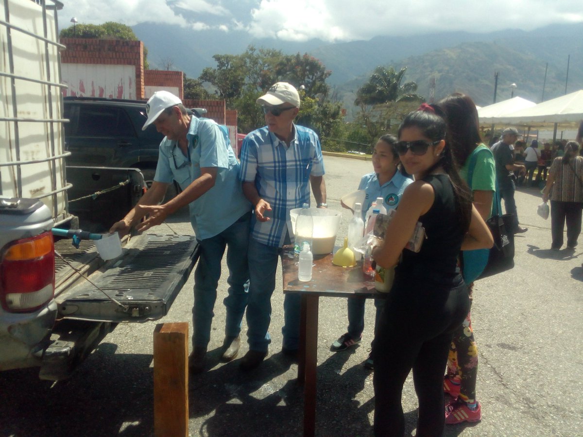 GobEstadoMerida's tweet photo. #MercadoItinetante en #Fomdes vende leche a #PreciosSolidarios #Merideños agradecen la gestión https://t.co/7Oj3AdyM5H