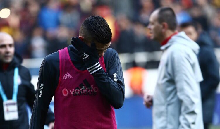 SEN AĞLAMA BE KOCA YÜREKLİ ADAM. 😐