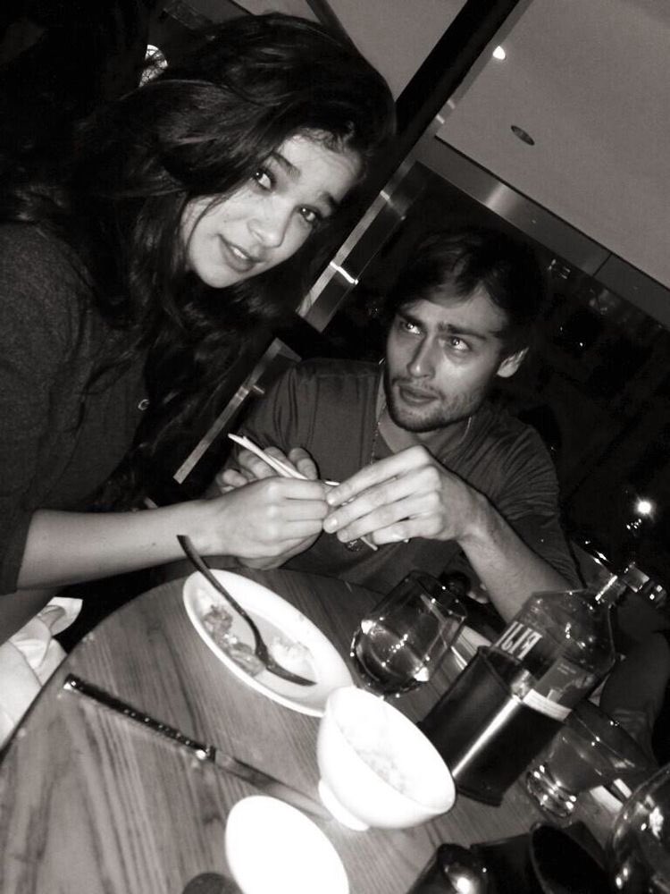 johnchook's tweet photo. FELIZ ANIVERSÁRIO EVIE! espero que você esteja vivendo seus sonhos em Paris e que você apareça por aqui logo #slsdescendants https://t.co/soRcN2EV2U