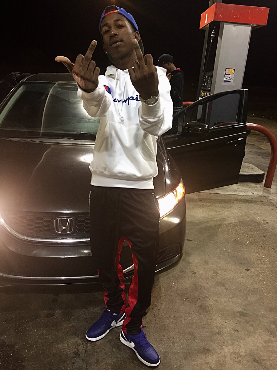 NLBAVEDO's tweet photo. Safe getting BIG so I fucked off and bought a Ring 🤫💰
#ForeverFlyy #DoubleF #RedBudBaby❤️ https://t.co/HoxuBbH7Of