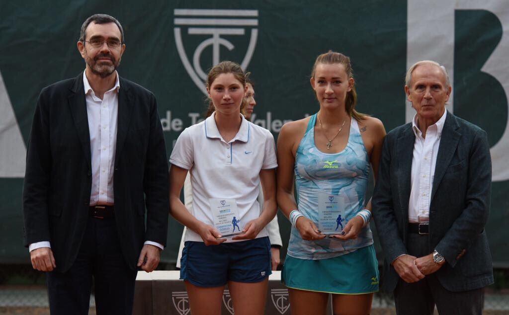 copafbvalencia's tweet photo. #BUCSA Y #SIZIKOVA se alzan con la victoria en #dobles tras un duro partido contra @AndreaGamiz @HuracanGeorgi 6(1)-7  6(5)-7 

#BBVAOpenCiudadValencia #BBVA  #ITF #TENISFEMENINO https://t.co/orEnre5vBF