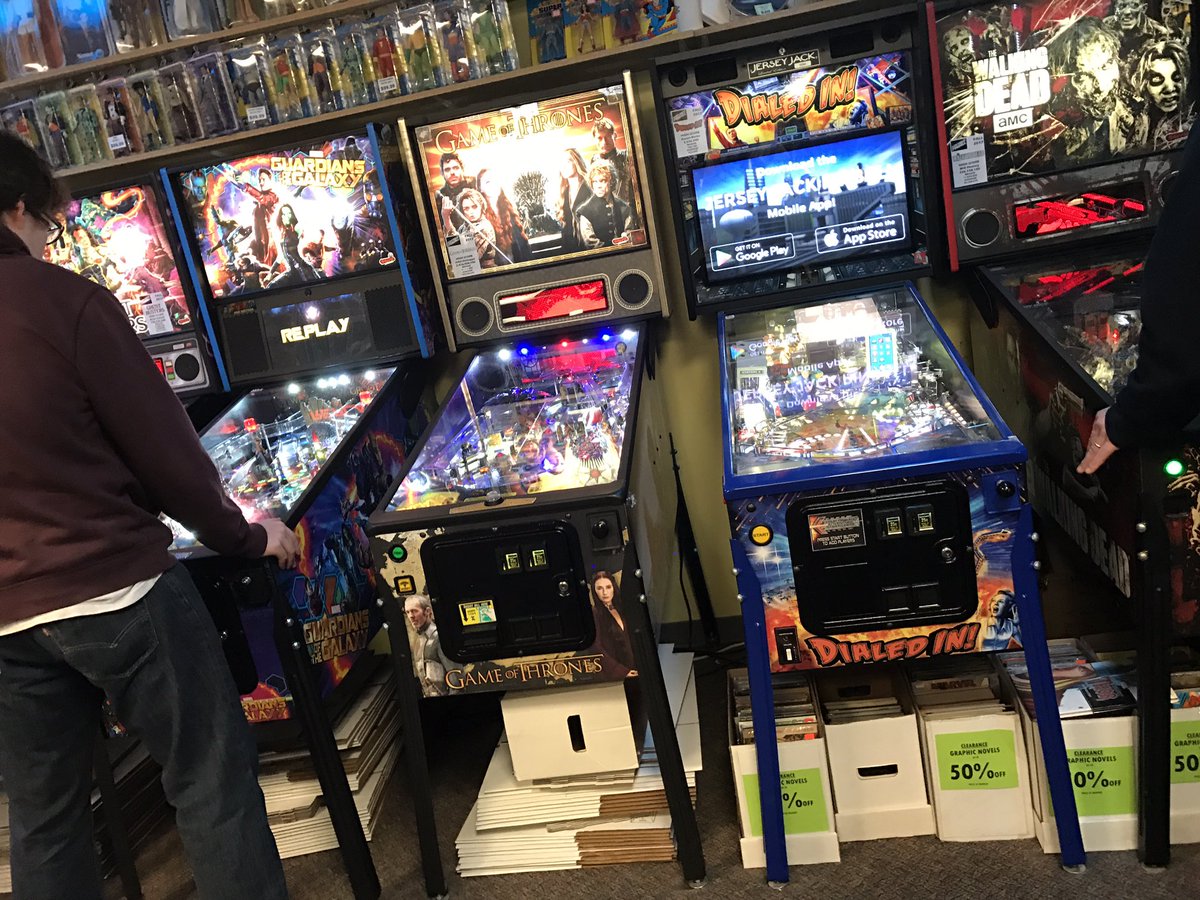 atreyu_tari's tweet image. Went out today to a new gaming/comic book store and look what I found inside @Dead_Flip