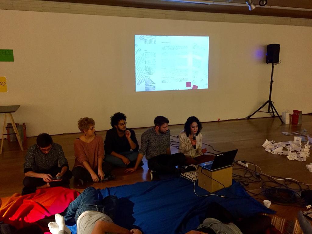 Equipo Coma, un colectivo de historia del arte!!!! Y se traen un colectivo de poetas, Vitalistas :) COMUNIÓN
