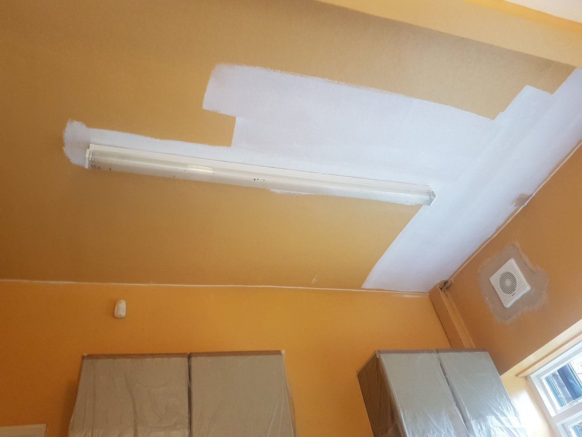 iaincherrie's tweet photo. Managed to put some life and vibrancy back into this once tired looking kitchen. Ceiling primed with @ZinsserUK allcoat. Walls lined. Both finished in @duluxuk #diamondeggshell #bowdon #qualitydecorating . All trim work finished with white gloss. https://t.co/oVbbxaQeib