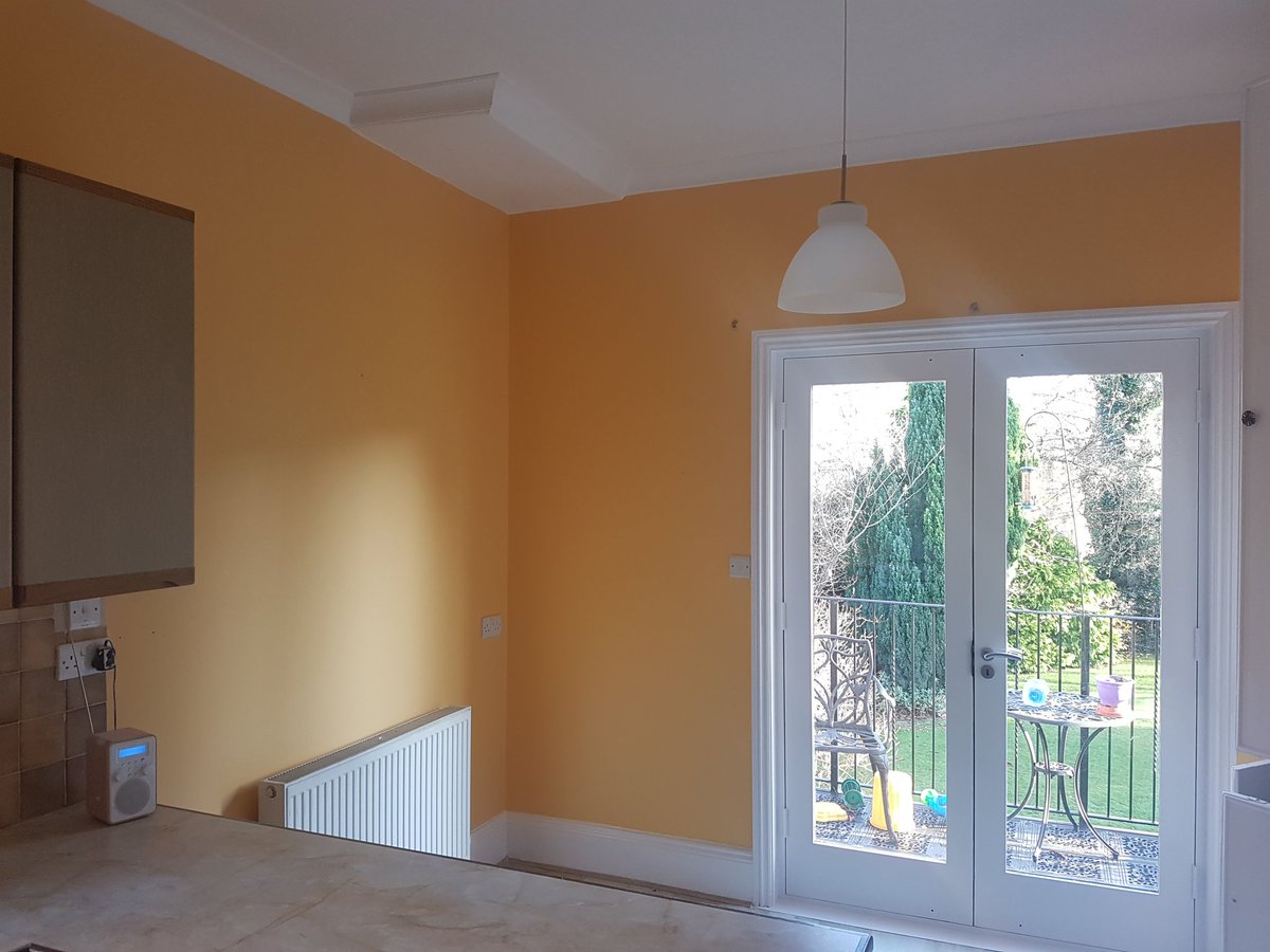 iaincherrie's tweet photo. Managed to put some life and vibrancy back into this once tired looking kitchen. Ceiling primed with @ZinsserUK allcoat. Walls lined. Both finished in @duluxuk #diamondeggshell #bowdon #qualitydecorating . All trim work finished with white gloss. https://t.co/oVbbxaQeib
