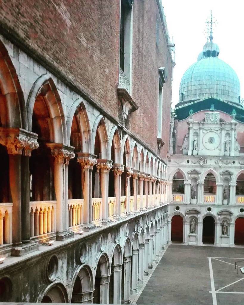 TheGetaways_'s tweet photo. Magical Doge's Palace in Venice
#venice #italy #dream #mist #travelnow #igersitalia https://t.co/gVBPXOcbFd https://t.co/ry81IEi3vY