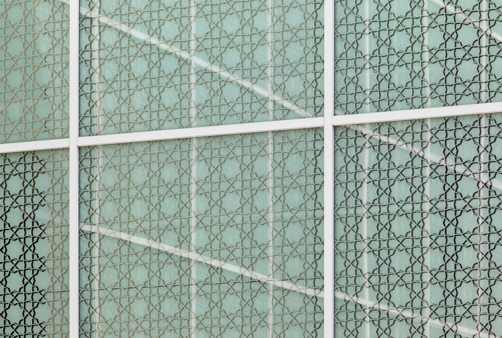 The Museum’s central courtyard serves as the “heart” of the building, allowing light to flow into and illuminate interior spaces. Etched into the courtyard’s glass panels are tessellating “mashrabiya” patterns that cast decorative shadows at different angles throughout the day.