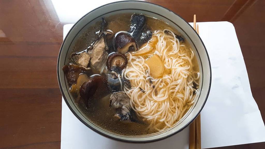 yhblairc's tweet photo. #每天都要好好吃飯 
11/19 午餐，
一樣是在家裡附近教育訓練日順便回家才吃到的，
老爸牌香菇雞湯麵線。

NOTE: 我爸只負責麵線，
雞湯我媽煮的。 https://t.co/WRgiG2cn6j https://t.co/YQNvtxP1BP