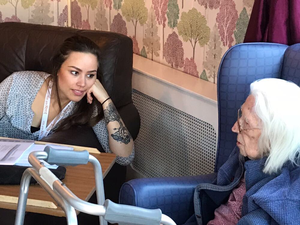 UniKentAlumni's tweet photo. Great to see @UniKent alumni and students working together at Chase Care Home today! #KentGivesBack https://t.co/TpEWIG7HJ8