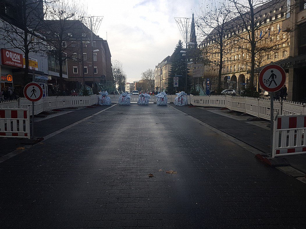 StanM3's tweet image. Christmas markets and presents brought to you by Angela Merkel!