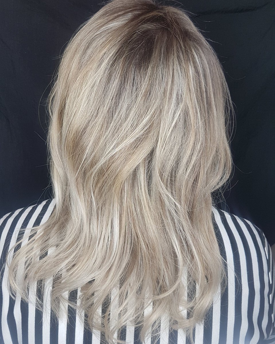 MichaelaTimmler's tweet photo. Dezente #babylights zaubern natürliche Reflexe ins Haar.
Haircolor & Haircare: @Matrixhaircare #colorsync #stylelink #brassoff #brassoffshampoo #matrixprofessionell #matrixcolor #color #colordrama #haircolor #michaelatimmler
Hair: @MichaelaTimmler
#balayage #balayagebeauty https://t.co/MpvgBm5fDc