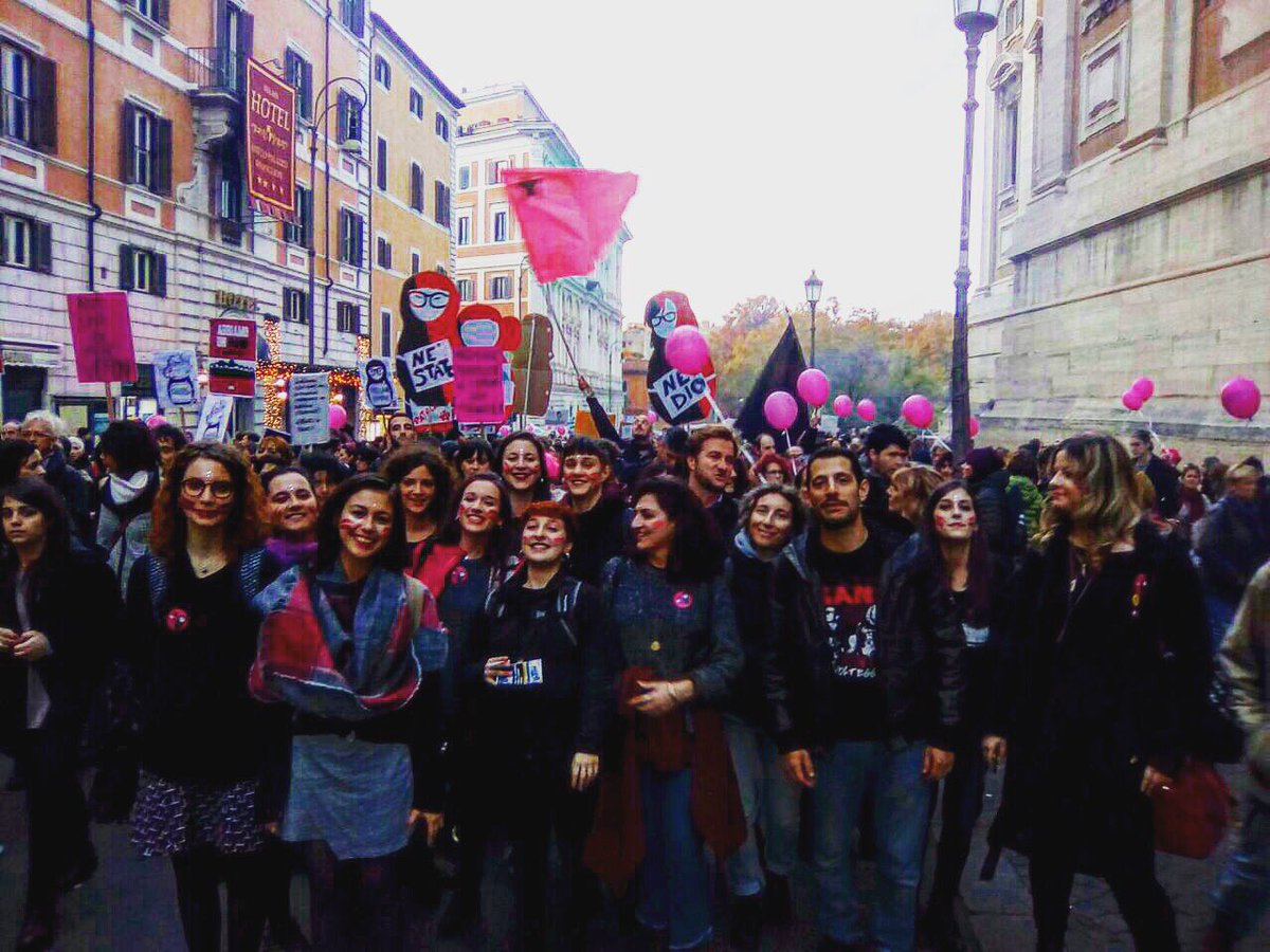Cs_TPO's tweet photo. #siamomarea #NonUnaDiMeno inonda le strade di #Roma #noallaviolenzasulledonne https://t.co/xBfjlxFKPk