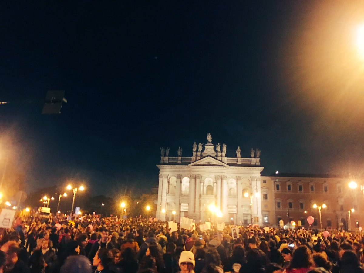 #siamomarea #NonUnaDiMeno inonda le strade di #Roma #noallaviolenzasulledonne