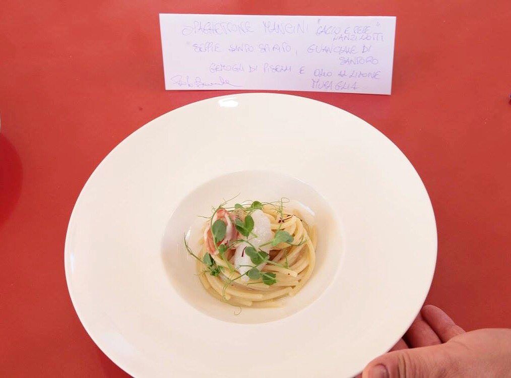 ChicChefs's tweet photo. Cosa creerà lunedì @PaoloBarrale all'ultimo IN THE KITCHEN Tour 2017? Durante la tappa pugliese è nato questo gran piatto. Chissà nella sua Irpinia cosa cucinerà! #chicchef #itktchic #marennà https://t.co/PNlyzqP677