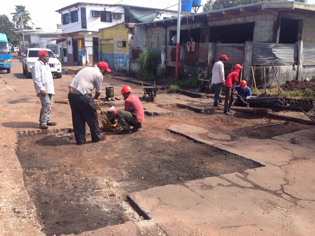 GobAmazonas's tweet photo. #PlanDeAsfaltado | Hoy #25Nov Continúa trabajando por una mejor vialidad en la ciudad de Pto Ayacucho el Gob Miguel Rodríguez
@MLambiente https://t.co/FZgMU1sSwD