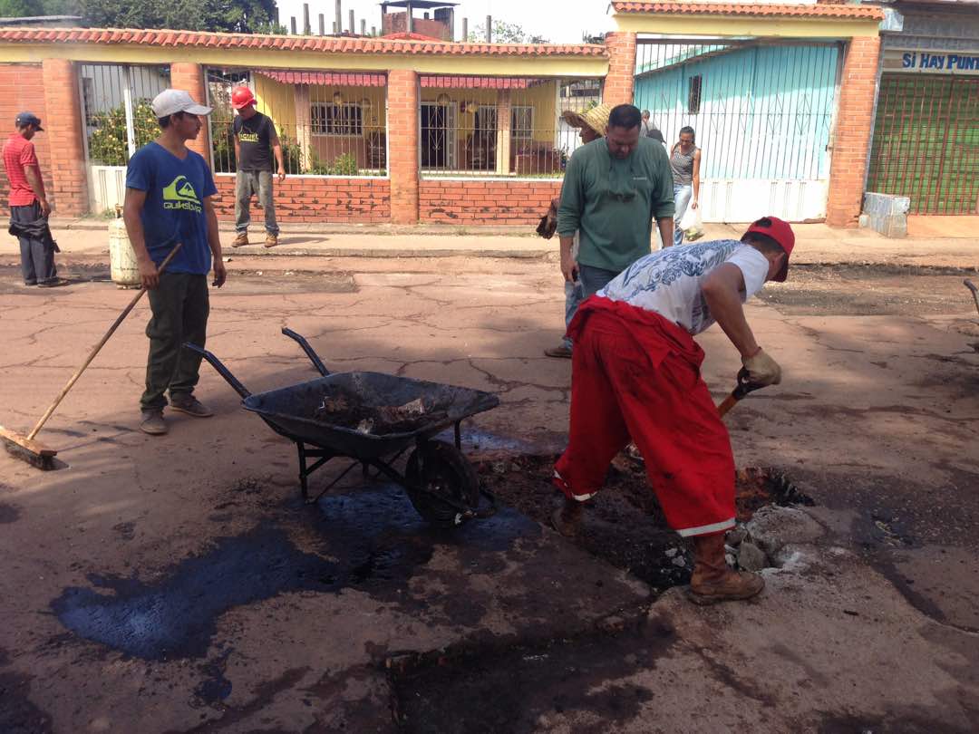 GobAmazonas's tweet photo. #PlanDeAsfaltado | Hoy #25Nov Continúa trabajando por una mejor vialidad en la ciudad de Pto Ayacucho el Gob Miguel Rodríguez
@MLambiente https://t.co/FZgMU1sSwD