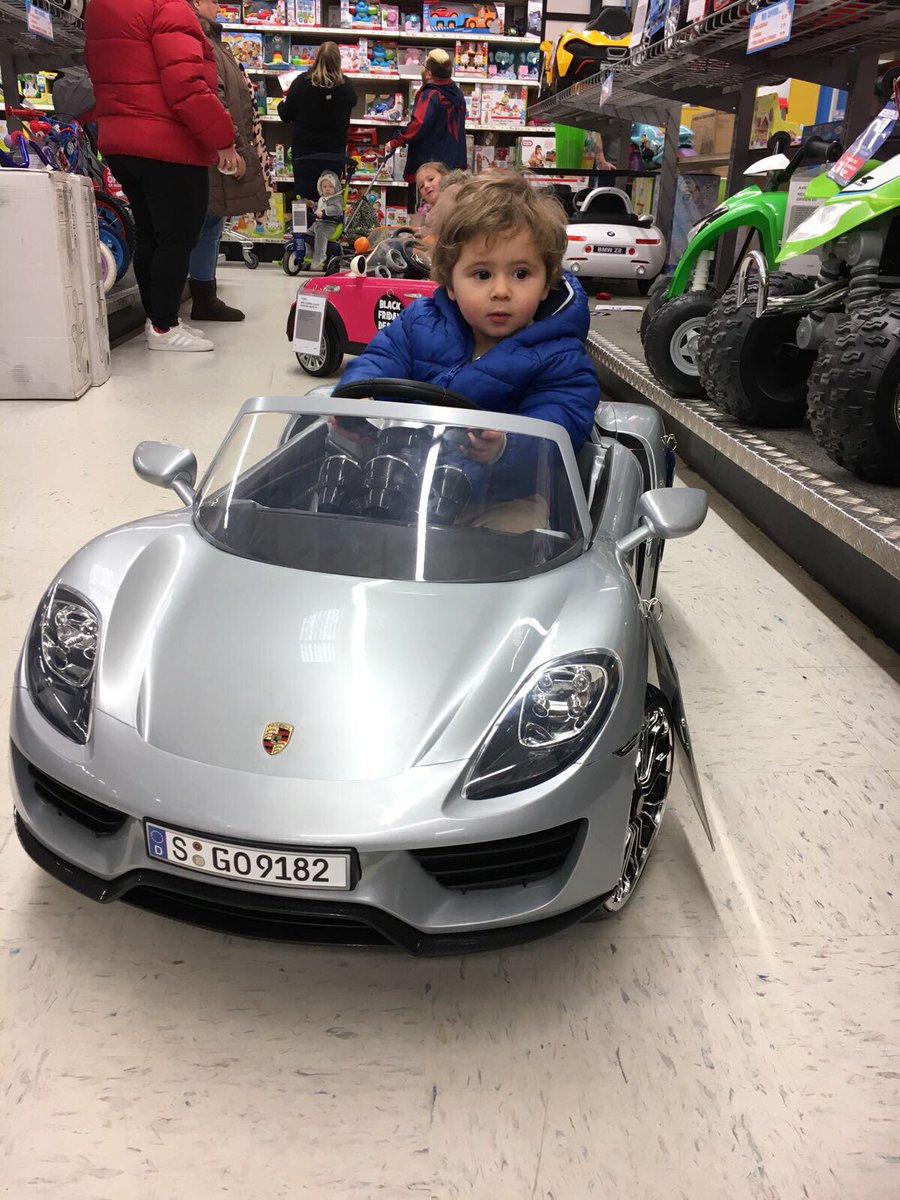MarioFionda's tweet photo. Dear Santa this year for Christmas can you pass by @PorscheUK and pick me up the real thing #santa #porsche #car https://t.co/Ci6DPOJUfc