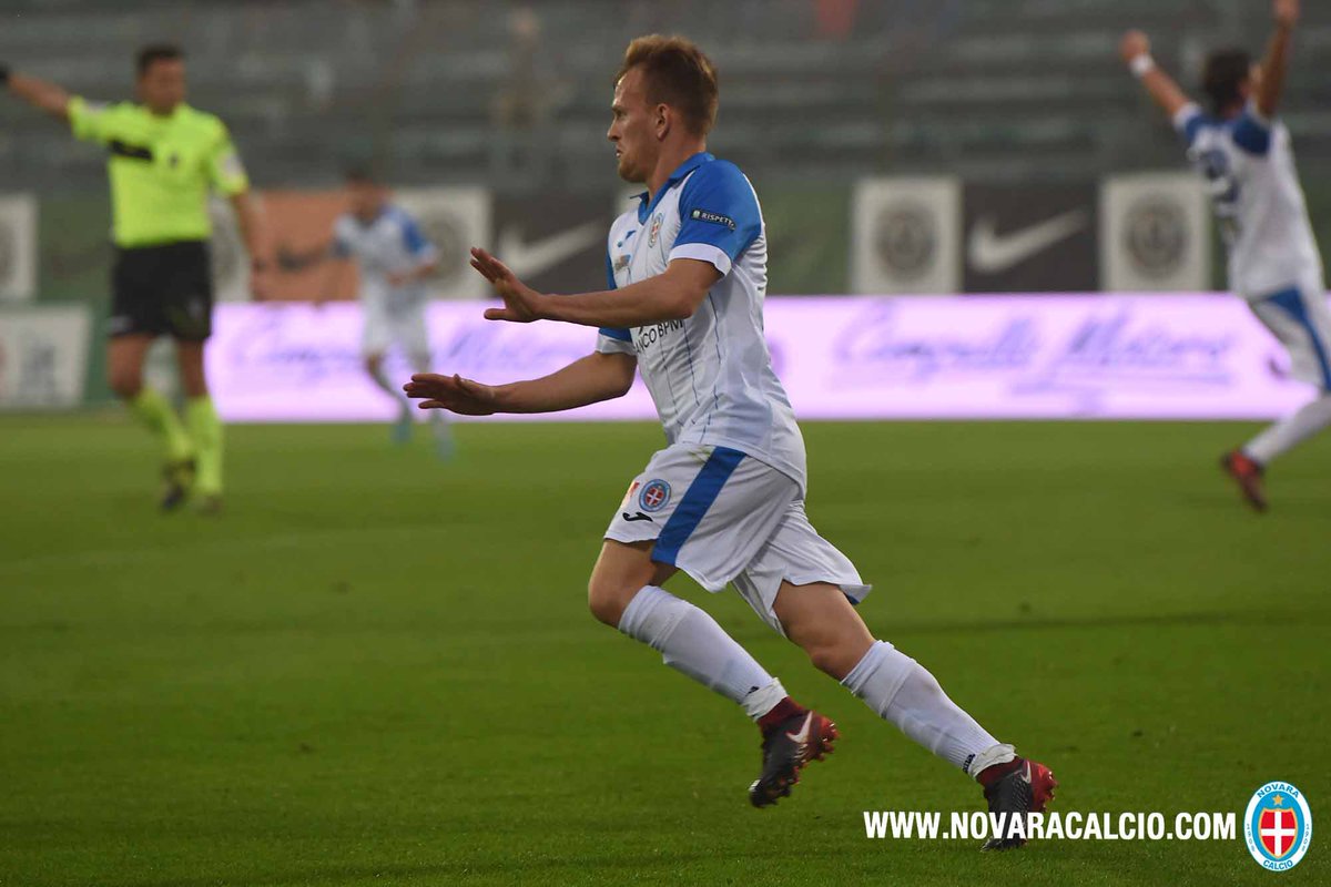 Novara__1908's tweet photo. ⚽️⚽️ Secondo gol oggi, secondo gol in campionato e seconda esultanza alla @GhaliFoh
🇮🇹 il nostro nazionale U21 meriterebbe un biglietto per il tuo concerto... #VenNov #Novara https://t.co/TmFZ4FFupE