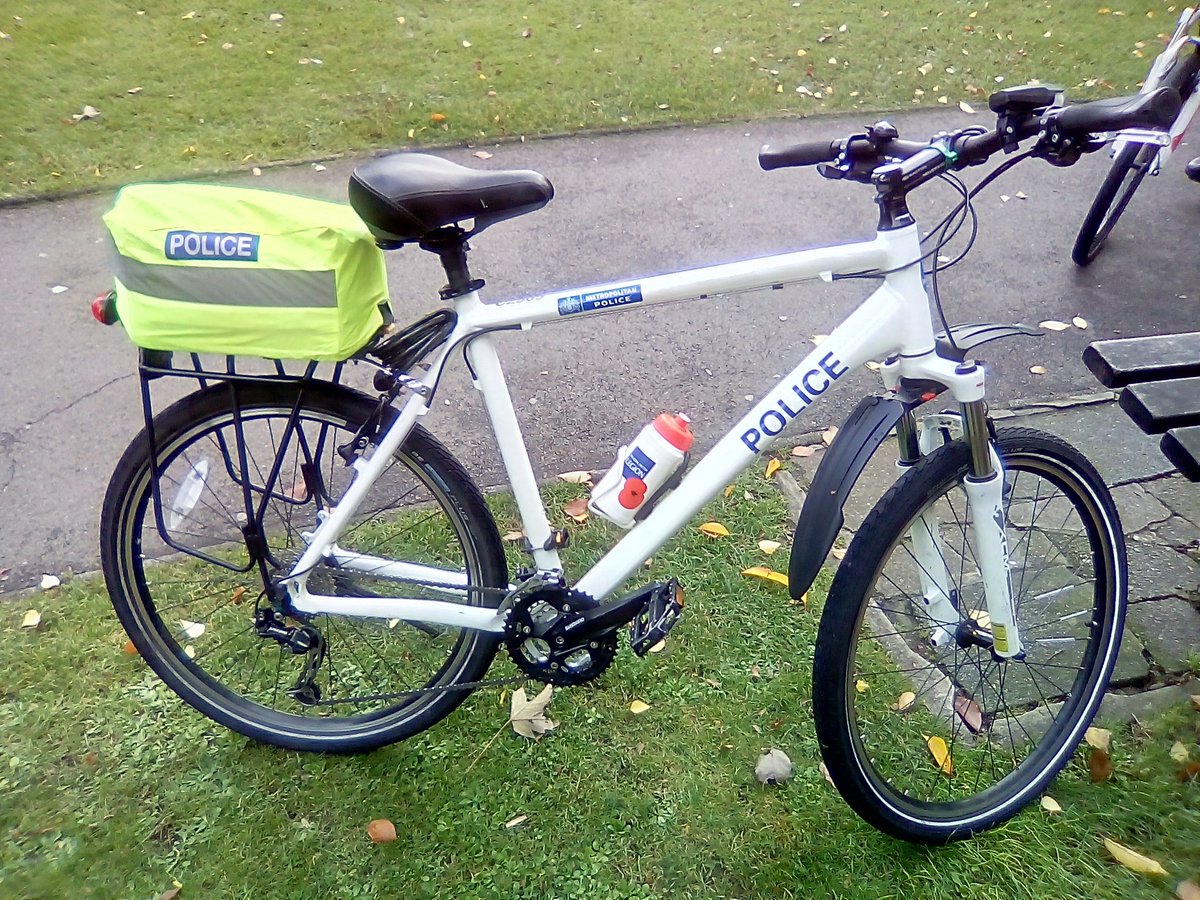 MPSWrythe's tweet photo. Hi Viz cycle patrol around the parks today #OpSceptre #BeSafe #CyclingCoppers #DedicatedWardOfficer 🚲🚨👮 https://t.co/RycobGNloc