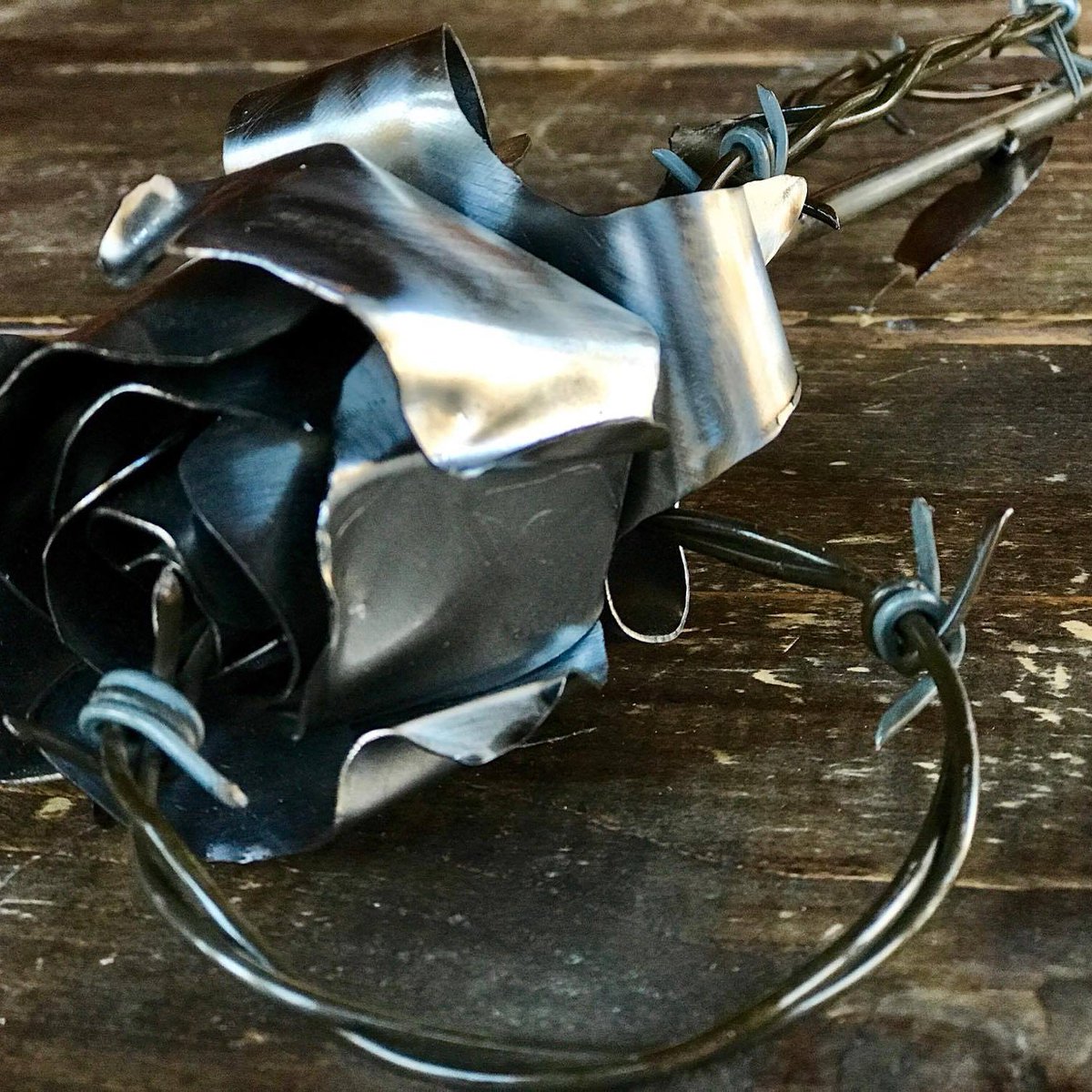 UhllJeremy's tweet photo. Some beautiful all metal and copper roses i make myself, message me for prices https://t.co/CQFpbyBLxA