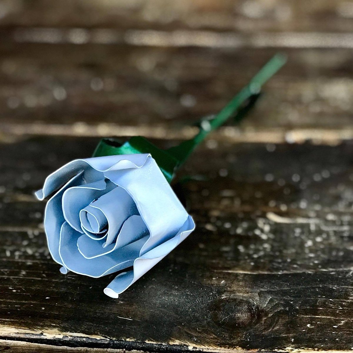 UhllJeremy's tweet photo. Some beautiful all metal and copper roses i make myself, message me for prices https://t.co/CQFpbyBLxA