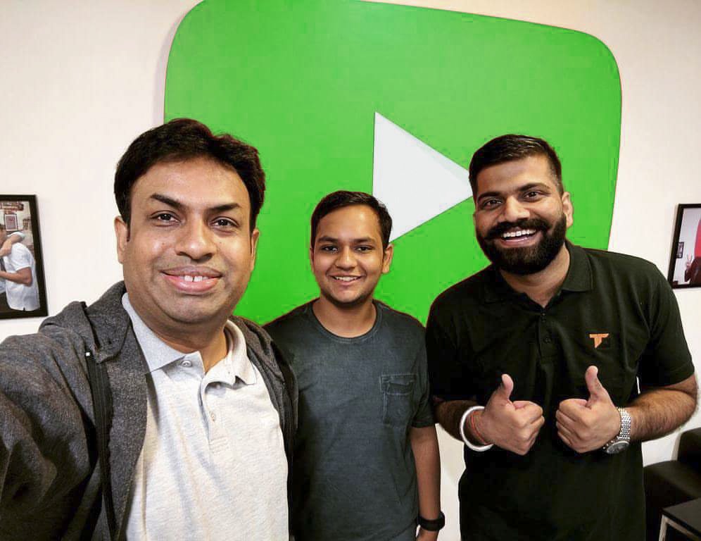 Creative_Aakash's tweet photo. #Bologuruji 
कुत्ते भोंकते हे अपना वजूद बनाये रखने के लिये ,,

और लोगो की खामोशी हमारी मौजूदगी बया करती हे ।।
#StandWithTG https://t.co/0xDvk9RXHH