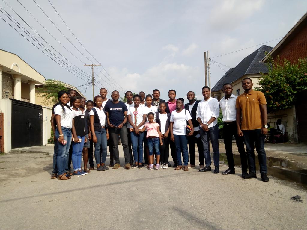 AlertClinic's tweet image. Great time with our facilitators. 

Thank you Mr @ajibolaamzat for the class on Citizen Journalism and Mr Adewale Yusuf of @Techpointdotng for the class on Mobile Photography.

Going to the communities to start telling our stories. 

#WriteClick #BeACommunityInformant