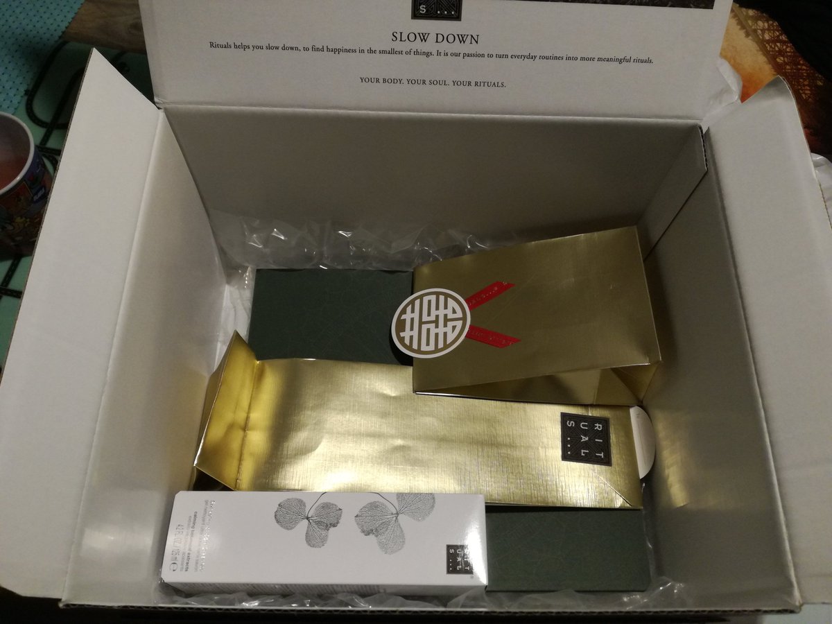 ashalambert's tweet photo. @Rituals wat is dit?! Er zit meer plastic in m'n pakket dan producten! Jullie zeggen zelf "We verbeteren onze producten om ervoor te zorgen dat ze nog beter en duurzamer zijn voor mens, milieu en de wereld om ons heen" Dit geldt duidelijk niet voor de verpakking :( Zonde! https://t.co/zVGovwsaT8