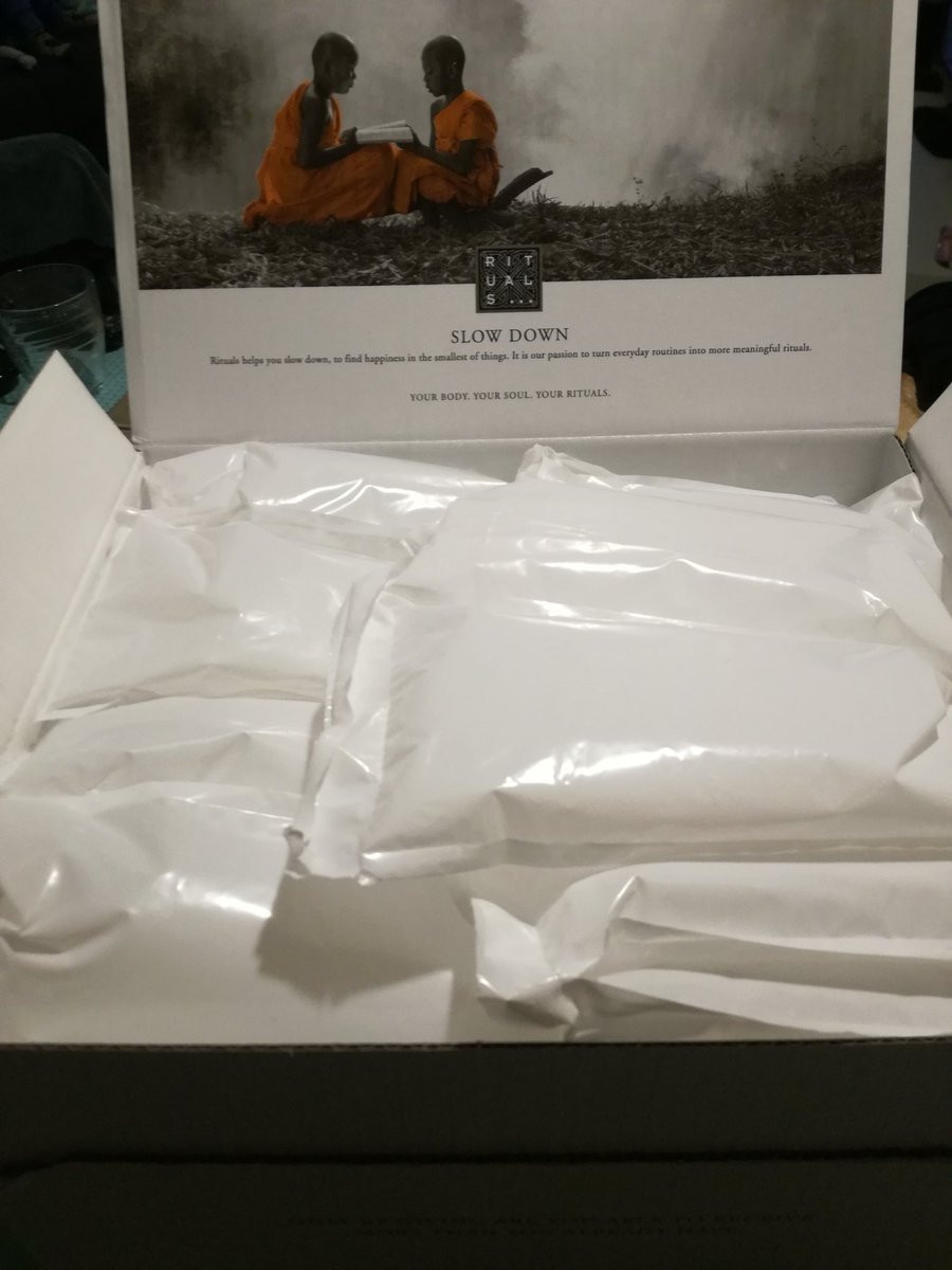 ashalambert's tweet photo. @Rituals wat is dit?! Er zit meer plastic in m'n pakket dan producten! Jullie zeggen zelf "We verbeteren onze producten om ervoor te zorgen dat ze nog beter en duurzamer zijn voor mens, milieu en de wereld om ons heen" Dit geldt duidelijk niet voor de verpakking :( Zonde! https://t.co/zVGovwsaT8
