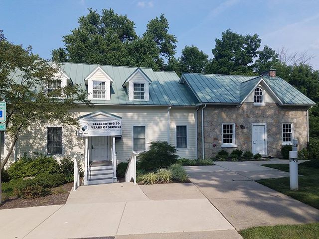hchsmd's tweet photo. In honor of Columbia's 50th anniversary, we're including 3 of the town's historic houses for this year's #HolidayHouseTour! Oliver's Carriage House, Oakland Manor & Ralston Cottage all once sat on the same property! #hocomd #hocoevents #cmd50 #mdhistory https://t.co/uwdv1Dcwsg https://t.co/DVUIK6fkve