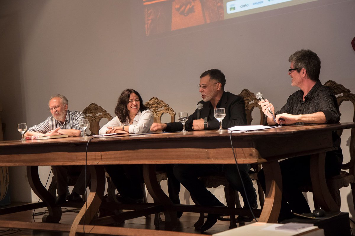 forumdasletras's tweet photo. ✍📝A tarde de ontem incluiu o debate "A Travessia das línguas: literatura e tradução", com Tiago Stankovic, Jacyntho Lins Brandão, Maria Esther Maciel e Maurício Meirelles. #ForumDasLetras2017 #SentimentoDoMundo 📷 Fotos: Carol Reis https://t.co/6jpEM0NNso